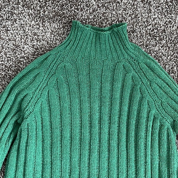 Green turtleneck sweater - Picture 2 of 3